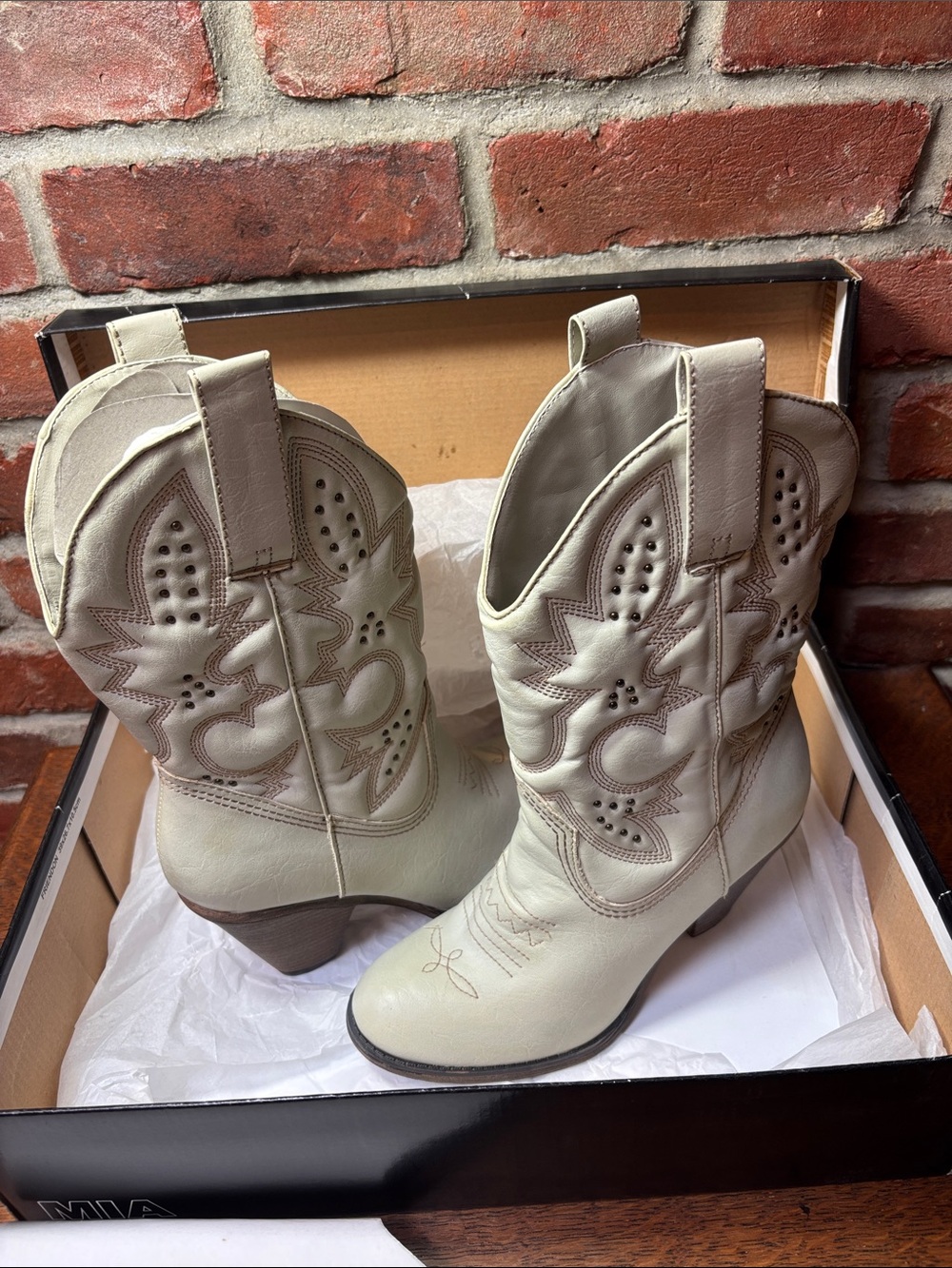 Mia Women's Cream Western Cowboy Boots - Stylish Embroidered Mid-Heel NIB 7.5M